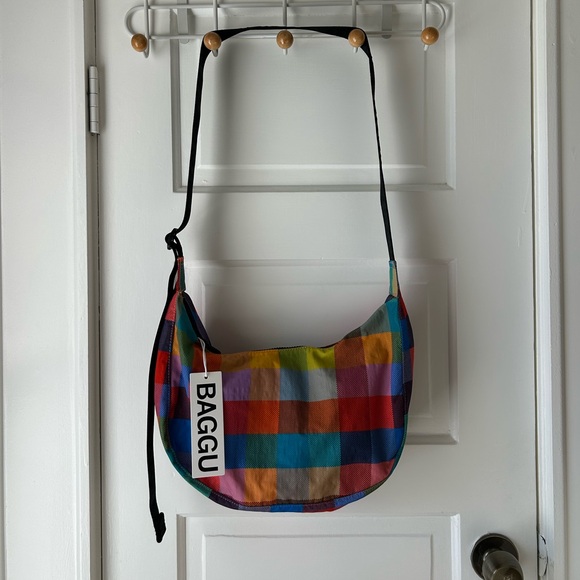 BAGGU Handbags - NWT BAGGU Medium Crescent Madras Bag